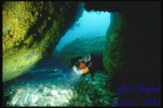 Jean-Claude trouve l'entre d'une grotte.